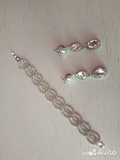 Ободок, серьги, браслет, броши, кольца, кулоны и п