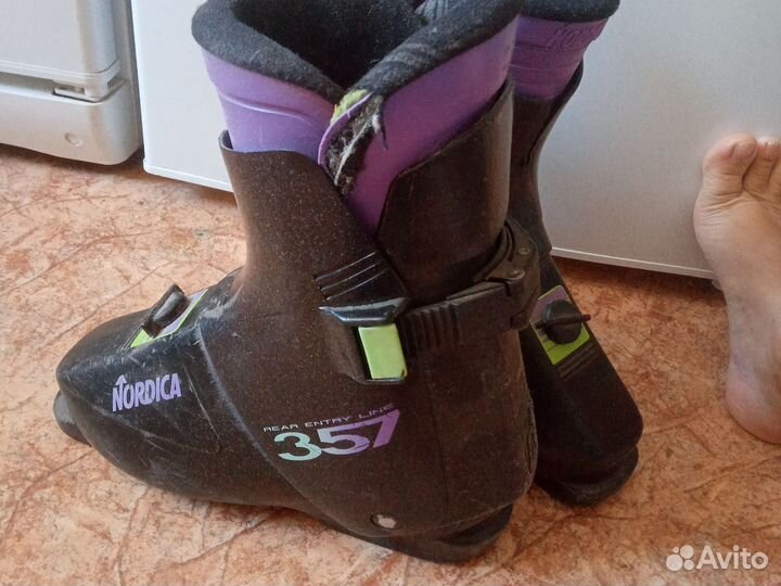 Горнолыжные ботинки детские atomic