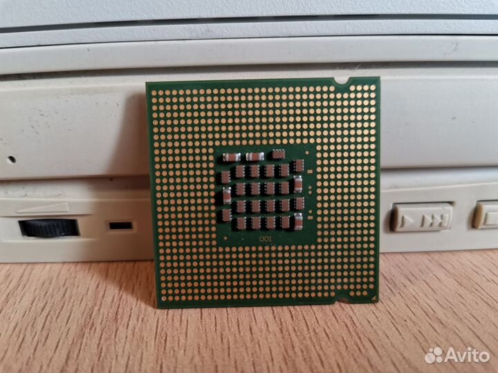 Материнская плата на 775 сокете с процессором