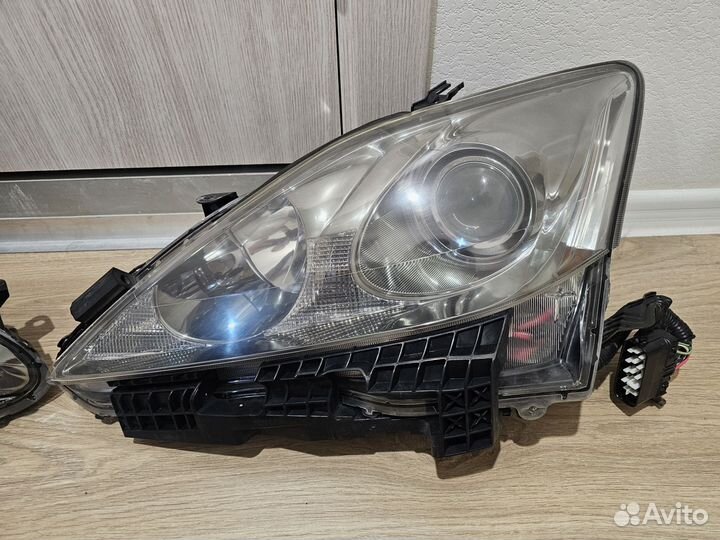 Lexus IS250 фары ксеноновые адаптивные