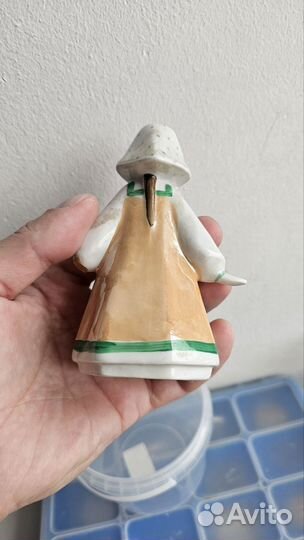 Фарфоровые статуэтка Девочка с платком Дулево