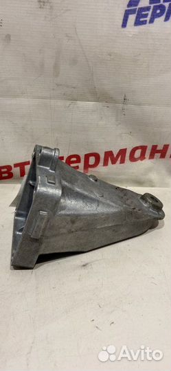 Опора двигателя правая Mercedes C180 W204 271.820