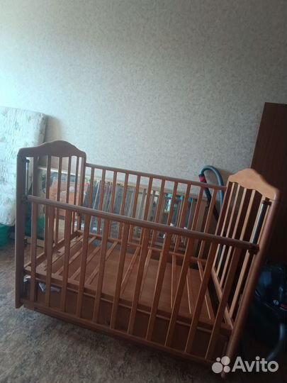 Детская кроватка с маятником и ящиком