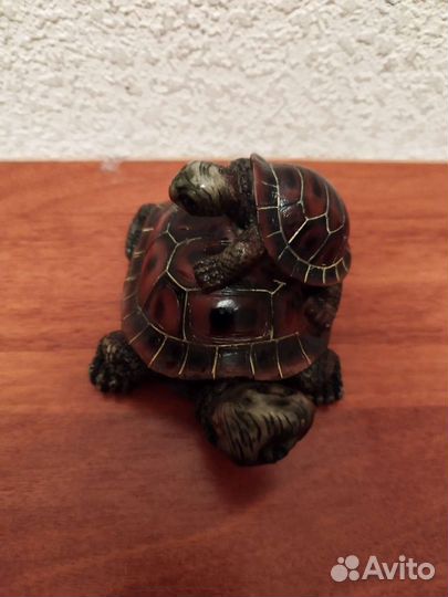 Черепаха с маленьким черепашонком