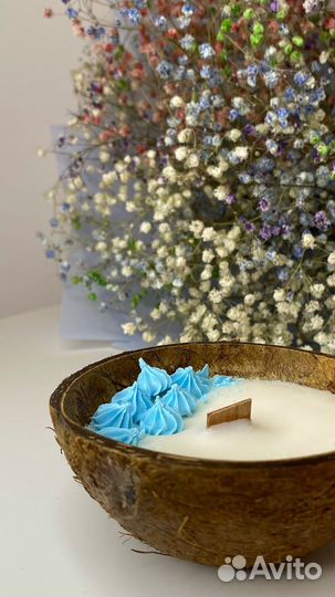 Свеча в кокосе с кондитерскими безе