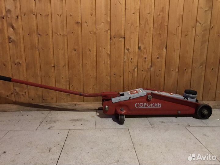 Домкрат подкатной 3т