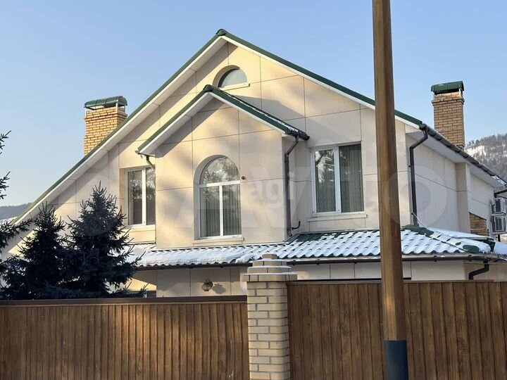 Дом 212 м² на участке 7,4 сот.