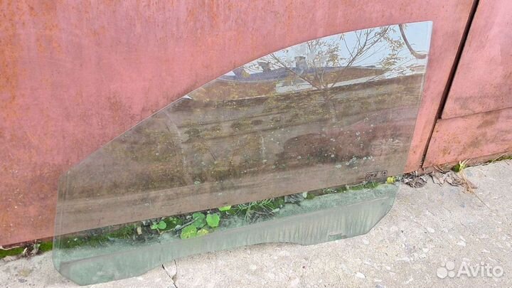 Стекло передней левой двери Фокус 2