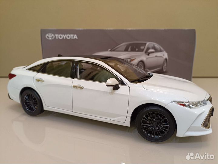 Toyota Avalon V (2018-2023) Белый 1:18