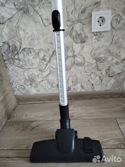 Новый вертикальный проводной пылесос