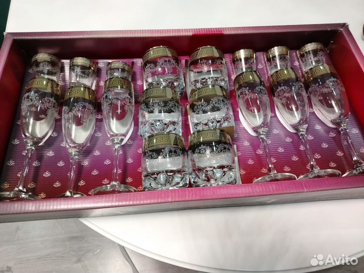 Набор бокалов и рюмок
