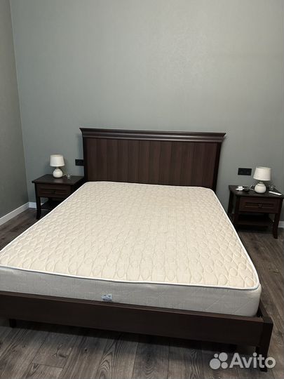 Кровать с тумбочками и столик макияжеый