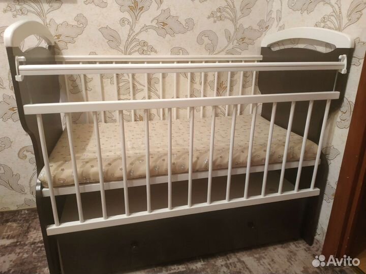 Детская кроватка с маятником и ящиком