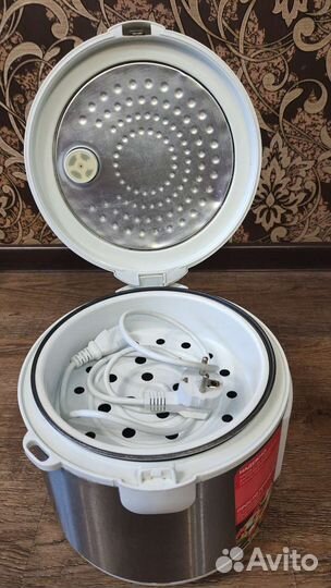 Мультиварка Scarlett б/у на 3 л. на запчасти