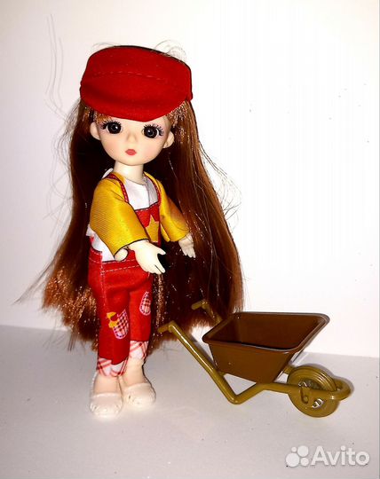 Куколка-шатенка, 16 см, с комплектом одежды