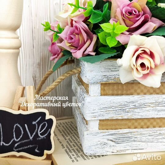 Ящик с декоративными цветами