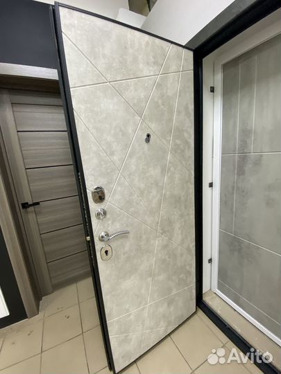 Дверь входная в квартиру с шумоизоляцией зеркалом