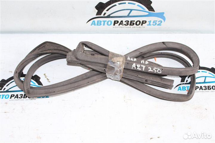 Дверной уплотнитель передний правый Toyota Avensis