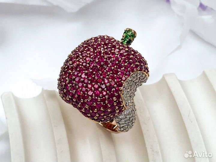 Золотое кольцо 750 с бриллиантами и рубинами