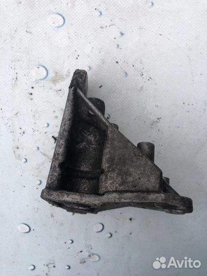 Кронштейн АКПП правый 3U0399114