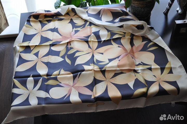 Salvatore Ferragamo. платок оригинал