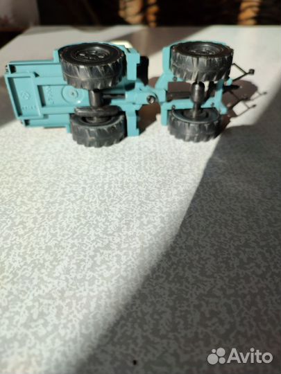 Модель трактора 1:43 Кировец