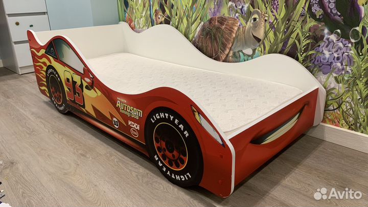 Детская кровать машина