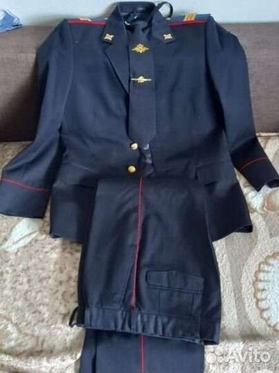 Военная форма, все есть, кроме галстука