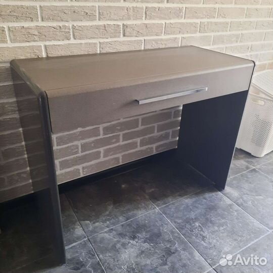 Туалетный столик с зеркалом