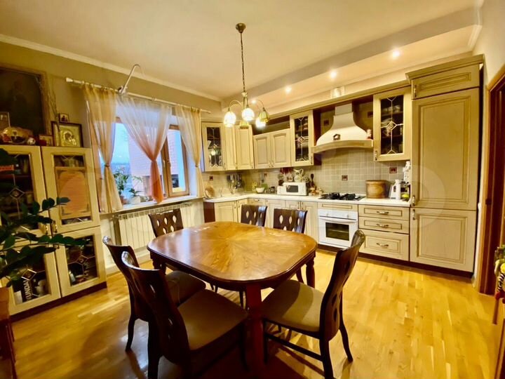 Коттедж 309 м² на участке 8 сот.