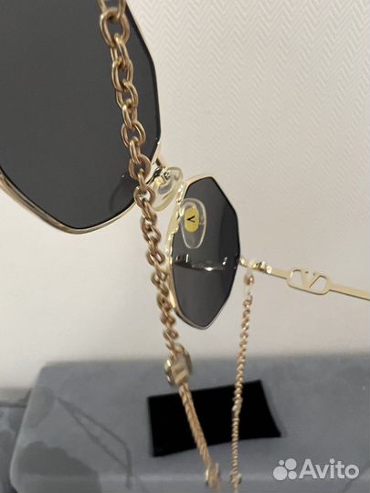 Солнцезащитные очки женскиеValentino