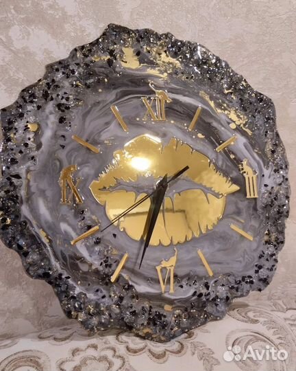 Чайный столик, часы, набор для подачи