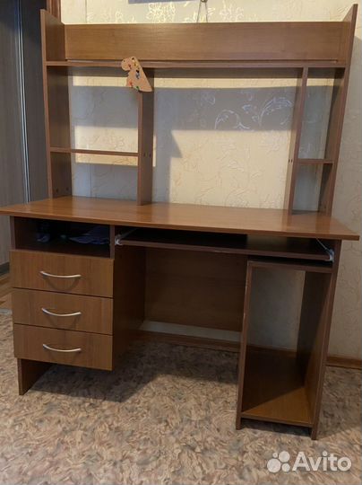 Письменный компьютерный стол