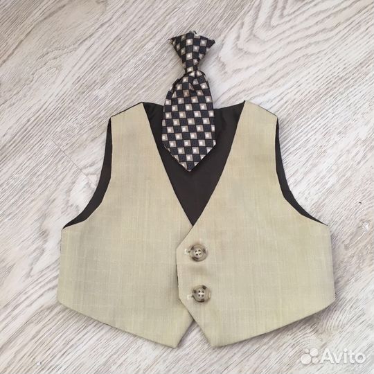 Жилетка с галстуком на малыша