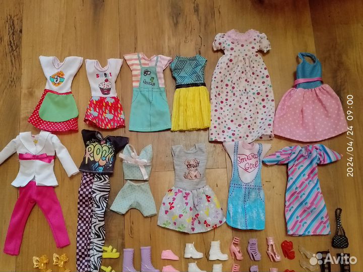 Большой кукольный домик с мебелью