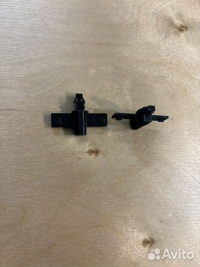 Фиксатор крепления крышки форсунки омывателя фар