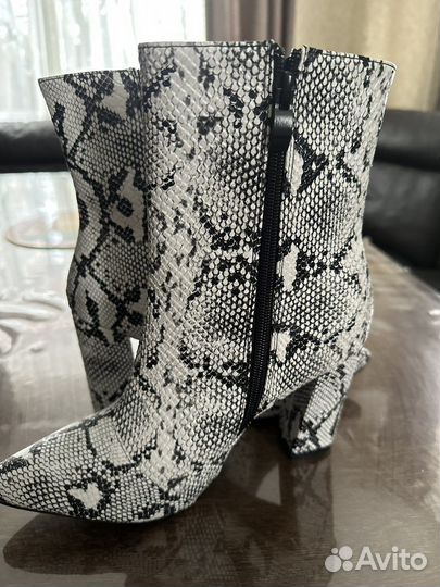 Женские полусапожки под змеиную кожу