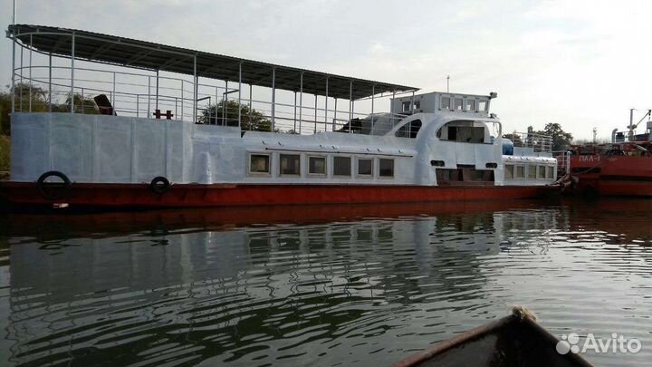 Прогулочный теплоход