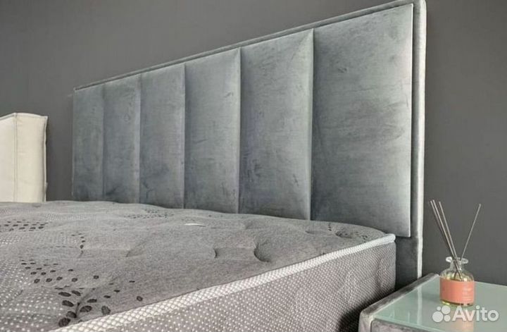 Двухспальная кровать с молдингом