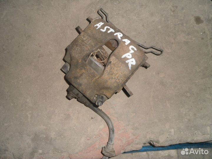 Суппорт передний правый Астра g