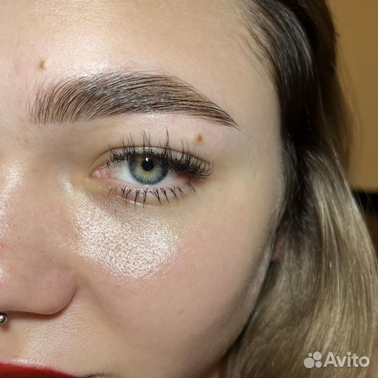 Модель на брови