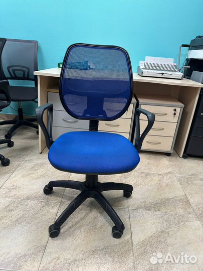 Стул на колесиках