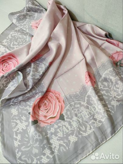 Валентино Новый шёлковый платок с розочками