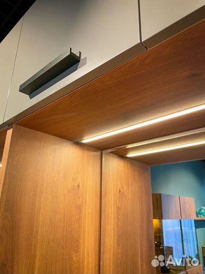 Шкаф в прихожую с зеркалом трехстворчатый