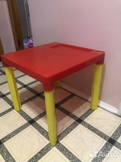 Детский столик для настольных игр