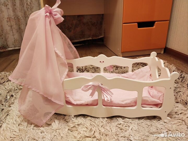 Новая деревянная кроватка для кукол