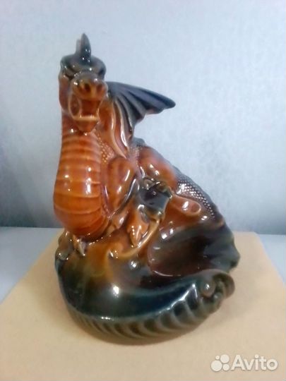 Старинная статуэтка из фарфора-дракон