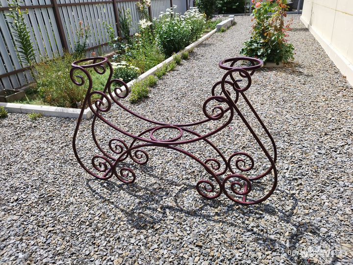 Кованые цветочницы