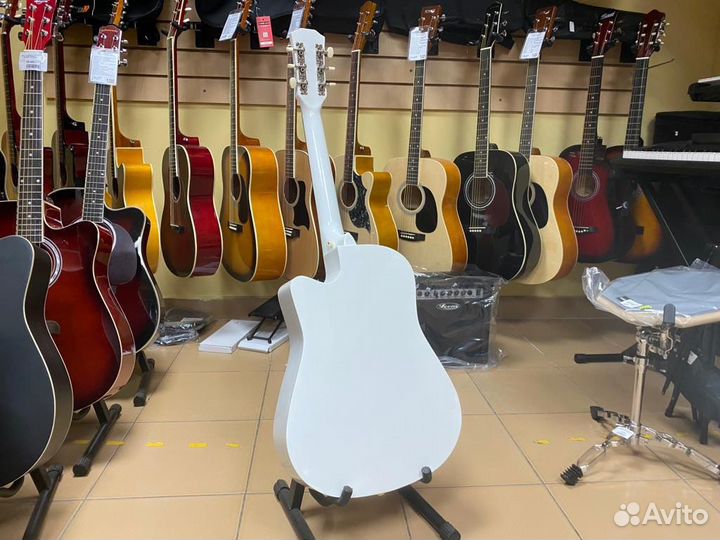 Гитара для начинающих новая белая