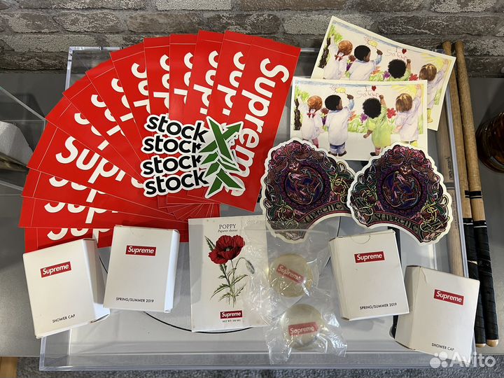 Аксессуары и стикеры Supreme